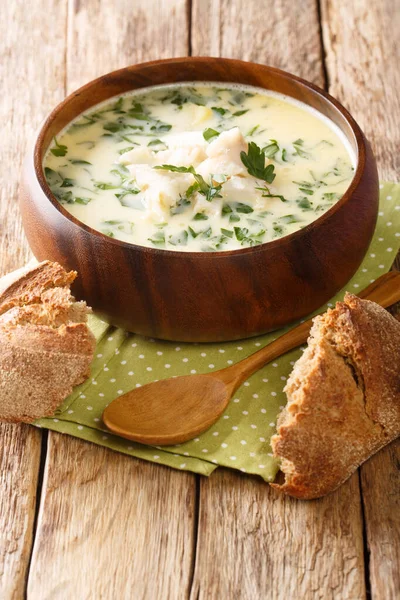 Tasty Cullen skinkis a classic Scottish smoked fish soup with velvety leeks and potato closeup on the plate on the table. Vertical top view from above — Stock Image Tasty Cullen Skinkis Classic Scottish Smoked Fish Soup Velvety Leeks Stock Picture