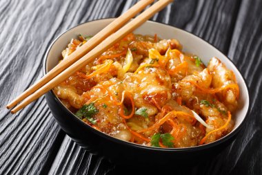 Çıtır çıtır Guo Bao Rou, Çin 'in kuzeydoğusundan gelme, tatlı ve ekşi soslu klasik bir yemektir. Yatay