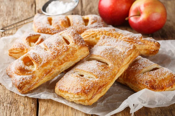 Elmalı Börek Turtası 'nı ahşap bir masada yakın plan kağıt üzerinde yaklaş. Yatay