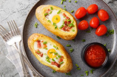 İki kez fırında patates, yumurta ve domuz pastırması masanın üstünde yakın plan. Yukarıdan yatay üst görünüm