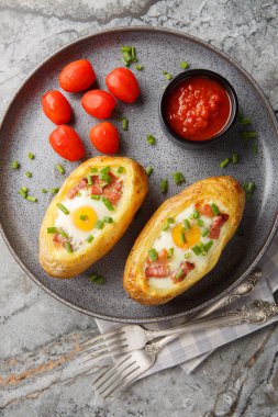 Pastırmalı ve yumurta kapaklı kahvaltı patatesleri masanın üstünde. Yukarıdan dikey üst görünüm