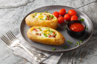 Pastırma, yeşillik ve yumurtalarla doldurulmuş patatesler masanın üzerindeki tabakta. Yatay