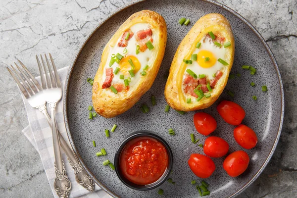 Pastırma, yeşillik ve yumurtalarla doldurulmuş patatesler masanın üzerindeki tabakta. Yukarıdan yatay üst görünüm