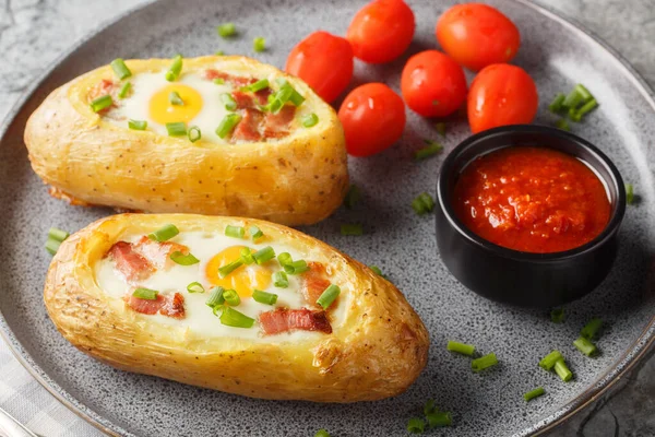 İki kez fırında patates, yumurta ve domuz pastırması masanın üstünde yakın plan. Yatay