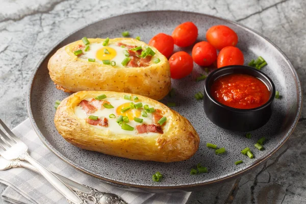 Yumurta doldurulmuş fırında patatesler masanın üzerindeki tabağa yakın çekim. Yatay