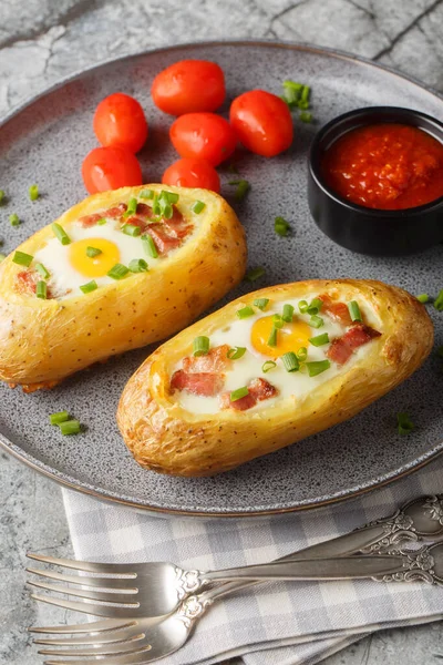 Pastırmalı ve yumurta kapaklı kahvaltı patatesleri masanın üstünde. Dikey