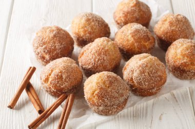 Ahşap bir masada kızartılmış değil, tarçınlı çörek yakın çekim. Yatay