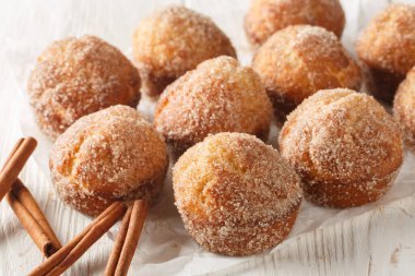 Çörekler süper yumuşak tereyağlı tatlar. Tıpkı tarçınlı çörek ve ahşap masada yakın plan şeker gibi. Yatay