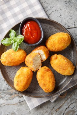 Tavuklu Croquetas de Pollo, masada ketçapla yakın plan. Yukarıdan dikey üst görünüm
