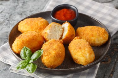 Masada ketçaplı sıcak tavuk bechamel kroketleri var. Yatay