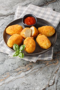Masada ketçaplı İspanyol tavuk kroketlerini yakın plan çek. Dikey