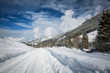 Tyrollean Alpler'in panoramik yol görünümünde karlı kış tarafından