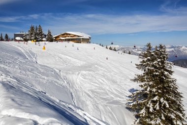 Avusturya dağ kayak merkezi, Kış güneşli gün kayak pisti panoramik manzaralı. Tepeden aşağı kayak kişi.