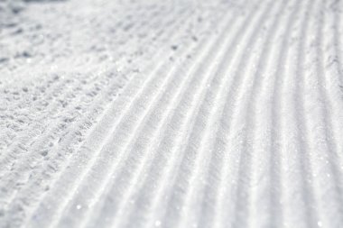 Kayak hazırlanıyor bir kar makinesi izleri tesisi