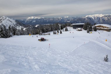 05 Şubat 2018 Kayak Juwel Alpbachtal Wildschonau, Avusturya: kayak merkezi günün sonunda kayak pistlerinin panoramik kış görünümü. Kar makineleri yamaçları ertesi sabah için hazırlanıyor.
