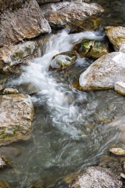 Üstten görünüm açık alp nehrin yavaş kış zamanında. Alp Kayak Merkezi (Avusturya)