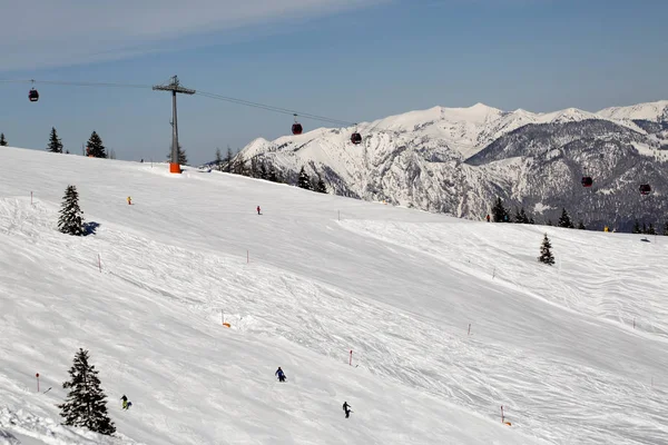 People Skiing Slope Ski Slope Winter Sunny Day Mountain Ski — Stock Photo, Image