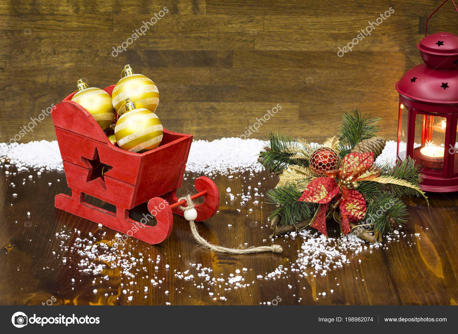 Décoration No l Sur Fond Bois Tra neau No l Rouge Plein Boules Décoration de No l sur fond en bois Tra neau de No l rouge plein de boules de décoration étincelante lanterne bougie rouge et star du pin vert