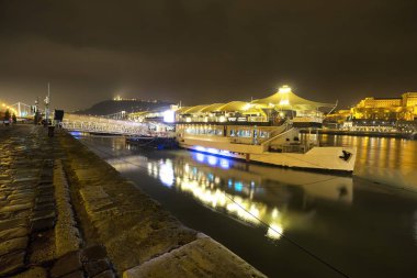 Tuna Nehri üzerinde yüzen restoran ve kaldırım sokak, Budapest, Macaristan - 09 Şubat 2018 - gece görünümü. 