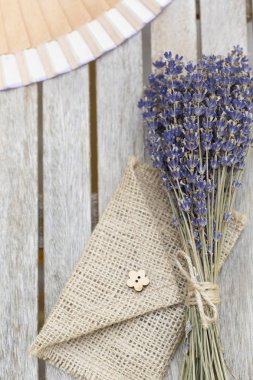 Lavanta buket ahşap arka plan üzerinde. Sakinleştirici etkisi