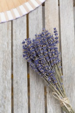 Lavanta buket ahşap arka plan üzerinde. Sakinleştirici etkisi