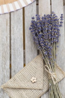 Lavanta buket ahşap arka plan üzerinde. Sakinleştirici etkisi