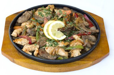 Bulgar geleneksel yemekleri. Sach karışık et ve sebze beyaz arka plan üzerinde izole.