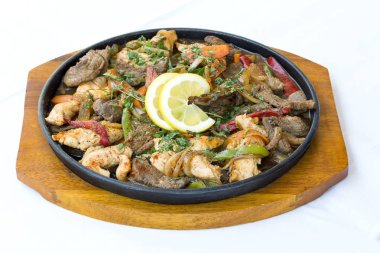 Bulgar geleneksel yemekleri. Sach karışık et ve sebze beyaz arka plan üzerinde izole.