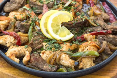 Bulgar geleneksel yemekleri. Sach karışık et ve sebze ahşap arka plan üzerinde. Makro, yakın