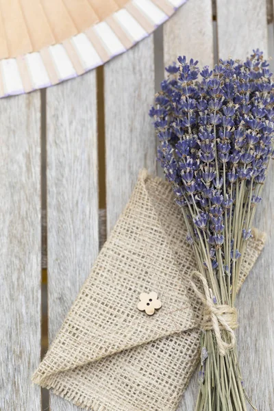Lavanta buket ahşap arka plan üzerinde. Sakinleştirici etkisi