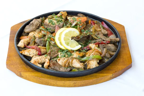 Bulgar geleneksel yemekleri. Sach karışık et ve sebze beyaz arka plan üzerinde izole.