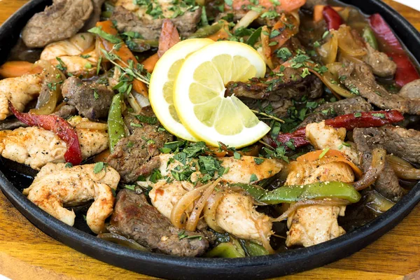 Bulgar geleneksel yemekleri. Sach karışık et ve sebze ahşap arka plan üzerinde. Makro, yakın