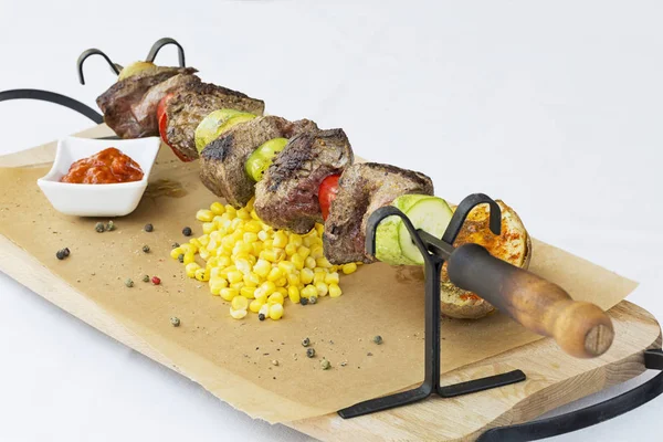 Kömür ızgara şiş üzerine beyaz, izole, Kebab, yakın çekim