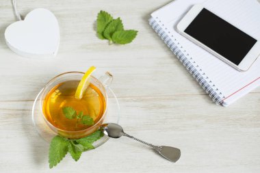 Ferahlık çalışma günü kavramı: bitkisel linden çay beyaz arka plan üzerinde. Düz yatıyordu