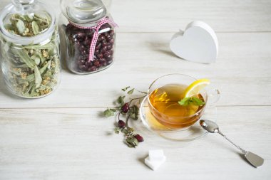 Bitkisel linden çay beyaz arka plan üzerinde