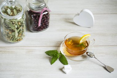 Bitkisel linden çay beyaz arka plan üzerinde