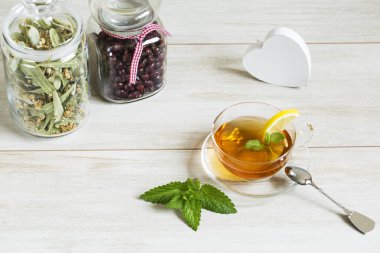 Bitkisel linden çay beyaz arka plan üzerinde