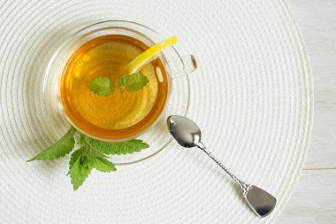 Bitkisel linden çay beyaz arka plan üzerinde