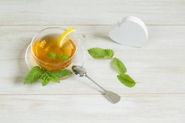 Bitkisel linden çay beyaz arka plan üzerinde