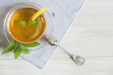 Bitkisel linden çay beyaz arka plan üzerinde