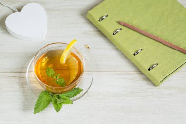 Ferahlık çalışma günü kavramı: bitkisel linden çay beyaz arka plan üzerinde. Düz yatıyordu