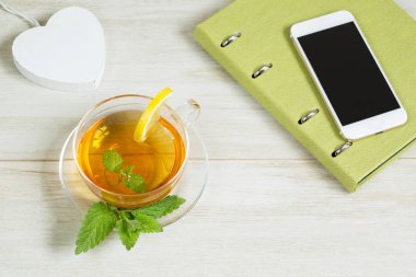 Ferahlık çalışma günü kavramı: bitkisel linden çay beyaz arka plan üzerinde. Düz yatıyordu