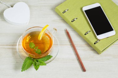 Ferahlık çalışma günü kavramı: bitkisel linden çay beyaz arka plan üzerinde. Düz yatıyordu