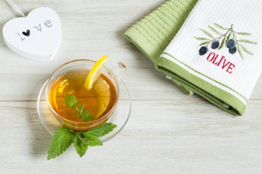 Bitkisel linden çay beyaz arka plan üzerinde