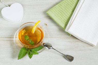 Bitkisel linden çay beyaz arka plan üzerinde