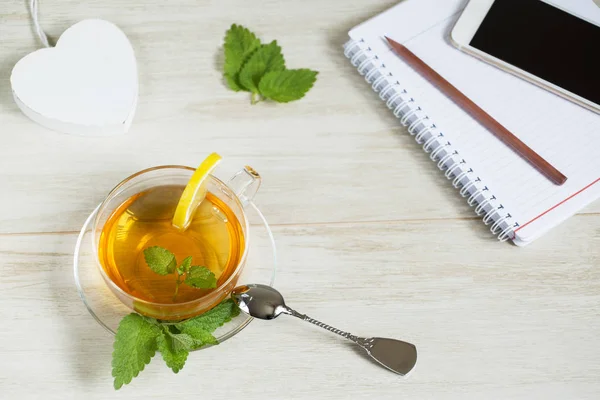 Ferahlık çalışma günü kavramı: bitkisel linden çay beyaz arka plan üzerinde. Düz yatıyordu