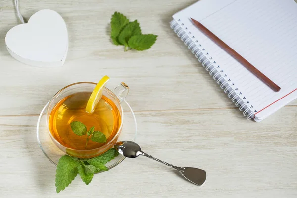 Ferahlık çalışma günü kavramı: bitkisel linden çay beyaz arka plan üzerinde. Düz yatıyordu