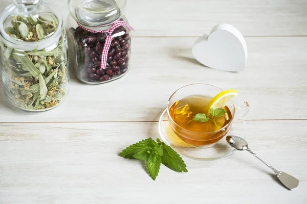 Bitkisel linden çay beyaz arka plan üzerinde