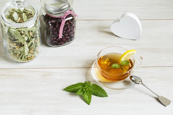 Bitkisel linden çay beyaz arka plan üzerinde