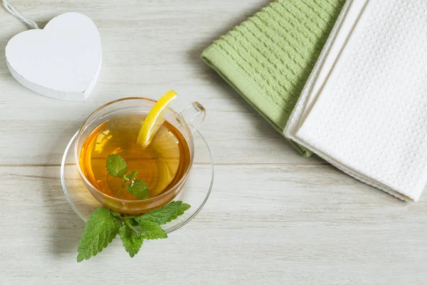 Bitkisel linden çay beyaz arka plan üzerinde